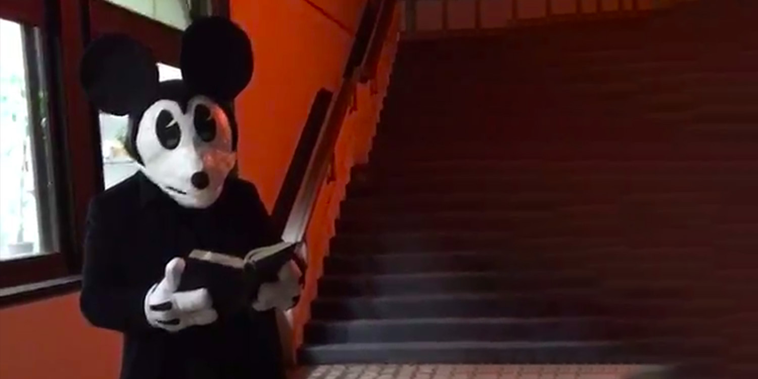 Szene aus der Performance Mickey Shrugged